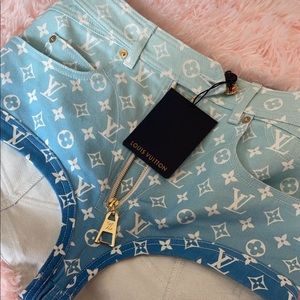 Meet your Posher, Chanel